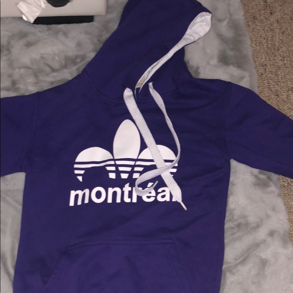 Women’s sweatshirt.